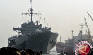 Ilustrasi--USS. Blue Ridge (LCC 19) bersandar di Pelabuhan Tanjung Priok, Jakarta, Jumat (11/5). Kapal Pusat Komunikasi dan Komando Armada ke-7 Angkatan Laut Amerika yang mengkoordinir wilayah seluas 52 juta meter persegi di kawasan Pasifik itu mengunjungi Indonesia selama beberapa hari. Foto Antara Ilustrasi--USS. Blue Ridge (LCC 19) bersandar di Pelabuhan Tanjung Priok, Jakarta, Jumat (11/5). Kapal Pusat Komunikasi dan Komando Armada ke-7 Angkatan Laut Amerika yang mengkoordinir wilayah seluas 52 juta meter persegi di kawasan Pasifik itu mengunjungi Indonesia selama beberapa hari. Foto Antara