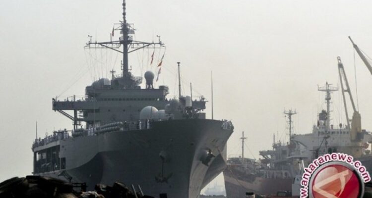 Ilustrasi--USS. Blue Ridge (LCC 19) bersandar di Pelabuhan Tanjung Priok, Jakarta, Jumat (11/5). Kapal Pusat Komunikasi dan Komando Armada ke-7 Angkatan Laut Amerika yang mengkoordinir wilayah seluas 52 juta meter persegi di kawasan Pasifik itu mengunjungi Indonesia selama beberapa hari. Foto Antara