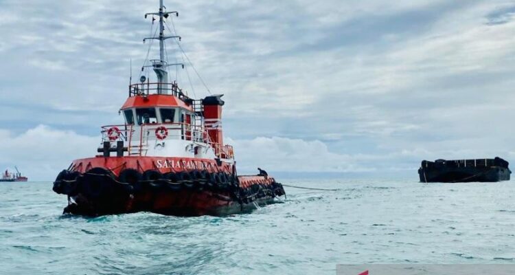 Aktivitas kapal di Teluk Meulaboh, Kabupaten Aceh Barat. Pada tahun 2026 ini, Pemerintah Kabupaten Aceh Barat berencana menyerahkan pengelolaan aset daerah berupa Pelabuhan Jetty Meulaboh kepada badan usaha milik daerah (BUMD), sebagai salah satu upaya meningkatkan pendapatan asli daerah (PAD), Jumat (26/6/2026). Foto Antara