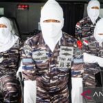 Latihan drill tempur di atas KRI Dorang-874 guna memastikan kesiapsiagaan dan profesionalisme prajurit dalam mengawaki kapal perang sebagai salah satu alat utama sistem senjata (alutsista) strategis TNI Angkatan Laut, di Ambon, Rabu (24/6/2026). Foto Antara