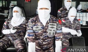 Latihan drill tempur di atas KRI Dorang-874 guna memastikan kesiapsiagaan dan profesionalisme prajurit dalam mengawaki kapal perang sebagai salah satu alat utama sistem senjata (alutsista) strategis TNI Angkatan Laut, di Ambon, Rabu (24/6/2026). Foto Antara