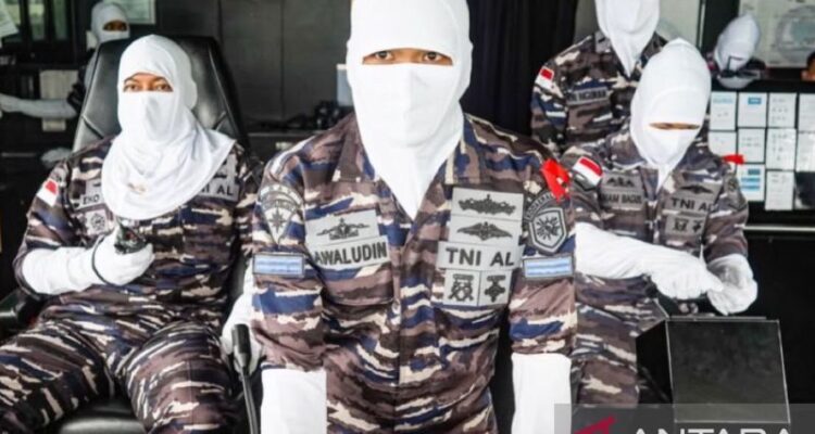 Latihan drill tempur di atas KRI Dorang-874 guna memastikan kesiapsiagaan dan profesionalisme prajurit dalam mengawaki kapal perang sebagai salah satu alat utama sistem senjata (alutsista) strategis TNI Angkatan Laut, di Ambon, Rabu (24/6/2026). Foto Antara