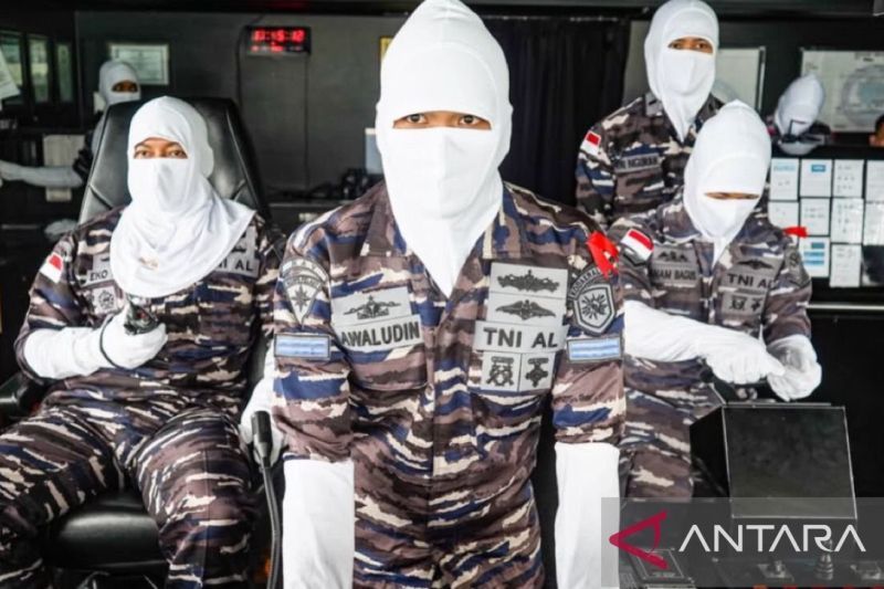 Latihan drill tempur di atas KRI Dorang-874 guna memastikan kesiapsiagaan dan profesionalisme prajurit dalam mengawaki kapal perang sebagai salah satu alat utama sistem senjata (alutsista) strategis TNI Angkatan Laut, di Ambon, Rabu (24/6/2026). Foto Antara