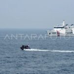 Ilustrasi - Kapal RHIB Bakamla mengejar water jet boat penjaga pantai Jepang dengan latar belakang KN Pulau Marore Bakamla saat latihan patroli pengejaran kapal di perairan Jakarta, Jumat (24/1/2025). Foto Antara