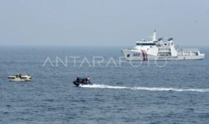 Ilustrasi - Kapal RHIB Bakamla mengejar water jet boat penjaga pantai Jepang dengan latar belakang KN Pulau Marore Bakamla saat latihan patroli pengejaran kapal di perairan Jakarta, Jumat (24/1/2025). Foto Antara Ilustrasi - Kapal RHIB Bakamla mengejar water jet boat penjaga pantai Jepang dengan latar belakang KN Pulau Marore Bakamla saat latihan patroli pengejaran kapal di perairan Jakarta, Jumat (24/1/2025). Foto Antara