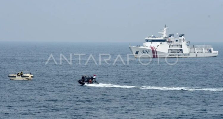 Ilustrasi - Kapal RHIB Bakamla mengejar water jet boat penjaga pantai Jepang dengan latar belakang KN Pulau Marore Bakamla saat latihan patroli pengejaran kapal di perairan Jakarta, Jumat (24/1/2025). Foto Antara