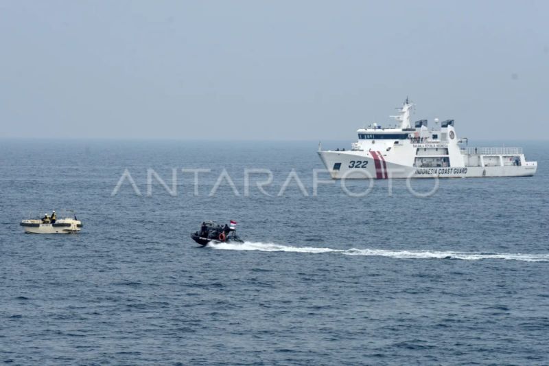 Ilustrasi - Kapal RHIB Bakamla mengejar water jet boat penjaga pantai Jepang dengan latar belakang KN Pulau Marore Bakamla saat latihan patroli pengejaran kapal di perairan Jakarta, Jumat (24/1/2025). Foto Antara Ilustrasi - Kapal RHIB Bakamla mengejar water jet boat penjaga pantai Jepang dengan latar belakang KN Pulau Marore Bakamla saat latihan patroli pengejaran kapal di perairan Jakarta, Jumat (24/1/2025). Foto Antara