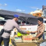 Personel Polres Touna memberikan bantuan kepada nelayan Desa Labuan, Kecamatan Ratolindo, Kabupaten Tojo Una-Una, Sulawesi Tengah. Foto Antara