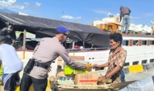 Personel Polres Touna memberikan bantuan kepada nelayan Desa Labuan, Kecamatan Ratolindo, Kabupaten Tojo Una-Una, Sulawesi Tengah. Foto Antara Personel Polres Touna memberikan bantuan kepada nelayan Desa Labuan, Kecamatan Ratolindo, Kabupaten Tojo Una-Una, Sulawesi Tengah. Foto Antara