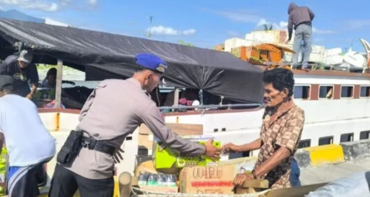 Personel Polres Touna memberikan bantuan kepada nelayan Desa Labuan, Kecamatan Ratolindo, Kabupaten Tojo Una-Una, Sulawesi Tengah. Foto Antara