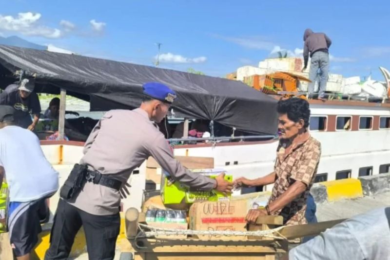 Personel Polres Touna memberikan bantuan kepada nelayan Desa Labuan, Kecamatan Ratolindo, Kabupaten Tojo Una-Una, Sulawesi Tengah. Foto Antara Personel Polres Touna memberikan bantuan kepada nelayan Desa Labuan, Kecamatan Ratolindo, Kabupaten Tojo Una-Una, Sulawesi Tengah. Foto Antara