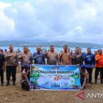 Kegiatam penanaman pohon oleh TNI-Polri dengan melibatkan masyarakat Kota Ambon, Maluku, sebagai upaya menjaga lingkungan pesisir di wilayah kepulauan. Foto Antara