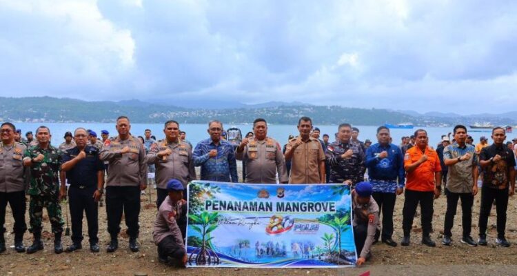 Kegiatam penanaman pohon oleh TNI-Polri dengan melibatkan masyarakat Kota Ambon, Maluku, sebagai upaya menjaga lingkungan pesisir di wilayah kepulauan. Foto Antara