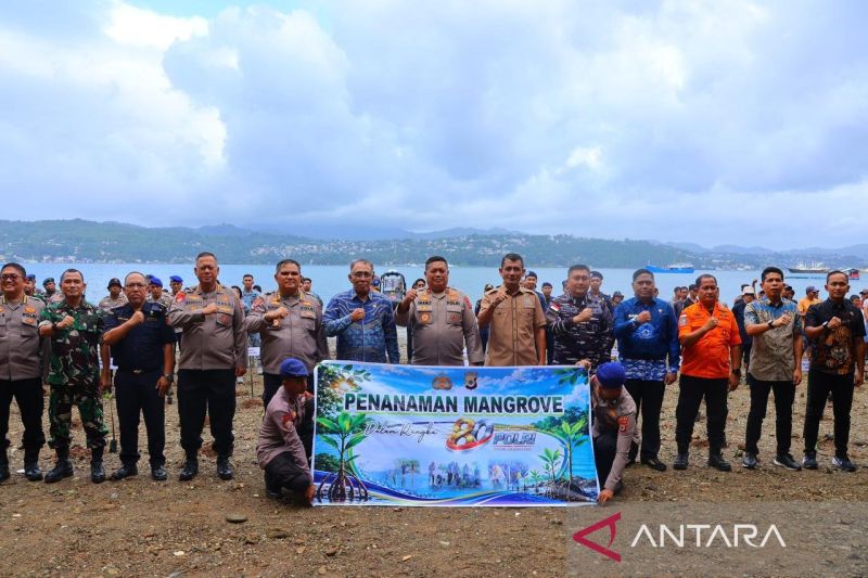 Kegiatam penanaman pohon oleh TNI-Polri dengan melibatkan masyarakat Kota Ambon, Maluku, sebagai upaya menjaga lingkungan pesisir di wilayah kepulauan. Foto Antara