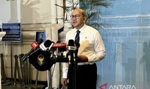 Investment and Downstreaming Minister and CEO of Danantara, Rosan Roeslani, delivering a press statement following a meeting between President Prabowo Subianto and executives of the State-Owned Banks Association (Himbara) at the Presidential Palace in Jakarta on Thursday (June 18, 2026). Antara Photo