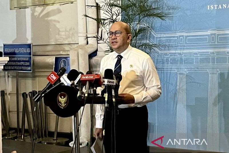 Investment and Downstreaming Minister and CEO of Danantara, Rosan Roeslani, delivering a press statement following a meeting between President Prabowo Subianto and executives of the State-Owned Banks Association (Himbara) at the Presidential Palace in Jakarta on Thursday (June 18, 2026). Antara Photo Investment and Downstreaming Minister and CEO of Danantara, Rosan Roeslani, delivering a press statement following a meeting between President Prabowo Subianto and executives of the State-Owned Banks Association (Himbara) at the Presidential Palace in Jakarta on Thursday (June 18, 2026). Antara Photo