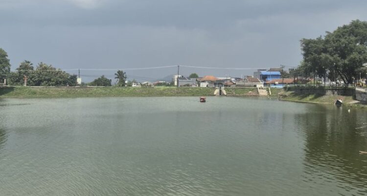 Situ Cileunca yang menjadi salah satu danau retensi alami penting sebagai sumber resapan air hujan di Bandung Selatan, Jawa Barat. Foto Antara