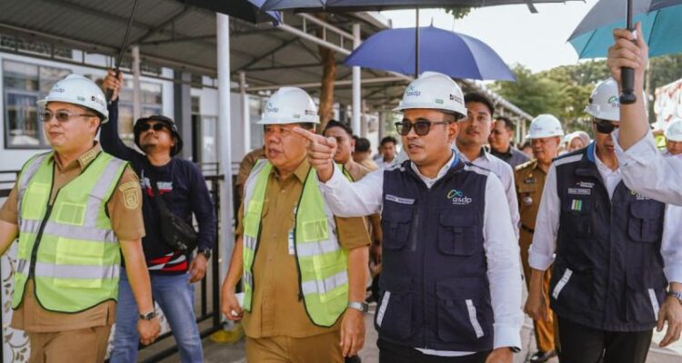 Direktur Utama PT ASDP Indonesia Ferry (Persero) Heru Widodo (kanan). Foto Antara