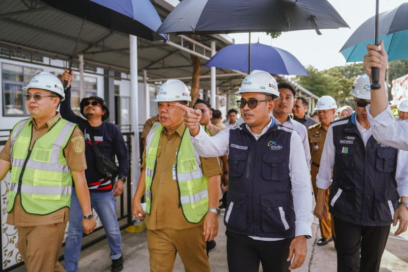Direktur Utama PT ASDP Indonesia Ferry (Persero) Heru Widodo (kanan). Foto Antara