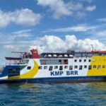 Kapal penyeberangan ferry milik PT ASDP berlayar di perairan Aceh. Foto Antara