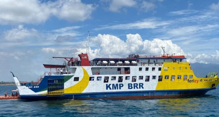 Kapal penyeberangan ferry milik PT ASDP berlayar di perairan Aceh. Foto Antara
