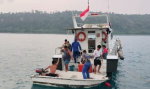 Petugas saat patroli di kawasan Anak Gunung Krakatau. Foto Antara