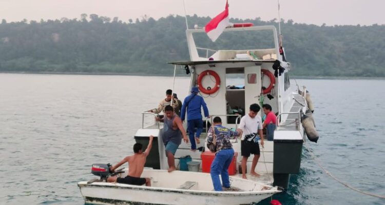 Petugas saat patroli di kawasan Anak Gunung Krakatau. Foto Antara