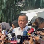 Menteri Sekretaris Negara Prasetyo Hadi menjawab pertanyaan wartawan saat ditemui di area gerbang utama kediaman pribadi Presiden Prabowo Subianto, Padepokan Garuda Yaksa, Hambalang, Kabupaten Bogor, Jawa Barat, Rabu (17/6/2026). Foto Antara
