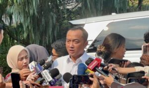 Menteri Sekretaris Negara Prasetyo Hadi menjawab pertanyaan wartawan saat ditemui di area gerbang utama kediaman pribadi Presiden Prabowo Subianto, Padepokan Garuda Yaksa, Hambalang, Kabupaten Bogor, Jawa Barat, Rabu (17/6/2026). Foto Antara Menteri Sekretaris Negara Prasetyo Hadi menjawab pertanyaan wartawan saat ditemui di area gerbang utama kediaman pribadi Presiden Prabowo Subianto, Padepokan Garuda Yaksa, Hambalang, Kabupaten Bogor, Jawa Barat, Rabu (17/6/2026). Foto Antara