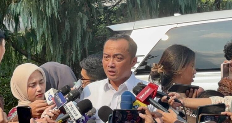 Menteri Sekretaris Negara Prasetyo Hadi menjawab pertanyaan wartawan saat ditemui di area gerbang utama kediaman pribadi Presiden Prabowo Subianto, Padepokan Garuda Yaksa, Hambalang, Kabupaten Bogor, Jawa Barat, Rabu (17/6/2026). Foto Antara