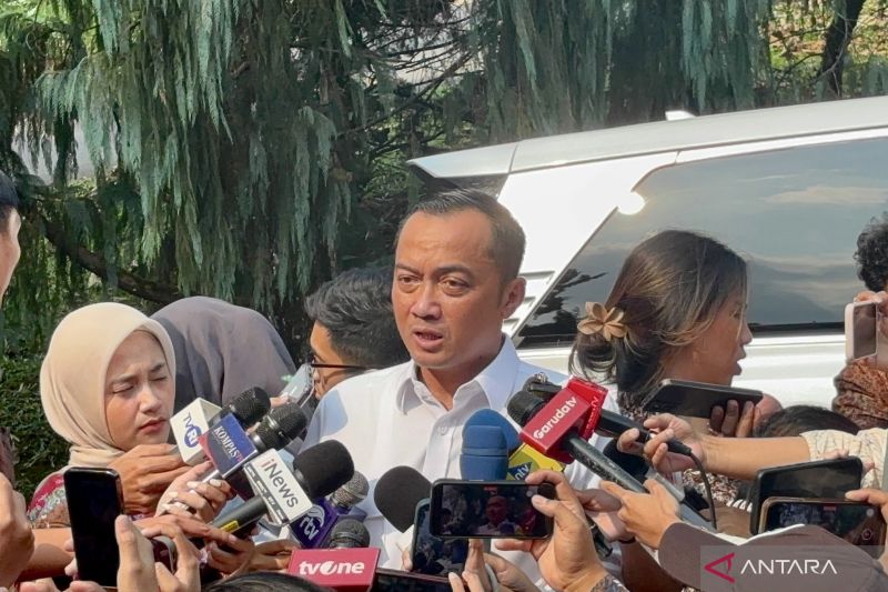 Menteri Sekretaris Negara Prasetyo Hadi menjawab pertanyaan wartawan saat ditemui di area gerbang utama kediaman pribadi Presiden Prabowo Subianto, Padepokan Garuda Yaksa, Hambalang, Kabupaten Bogor, Jawa Barat, Rabu (17/6/2026). Foto Antara Menteri Sekretaris Negara Prasetyo Hadi menjawab pertanyaan wartawan saat ditemui di area gerbang utama kediaman pribadi Presiden Prabowo Subianto, Padepokan Garuda Yaksa, Hambalang, Kabupaten Bogor, Jawa Barat, Rabu (17/6/2026). Foto Antara