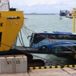 Sebuah bus memasuki kapal feri di pelabuhan penyeberangan. Foto Antara