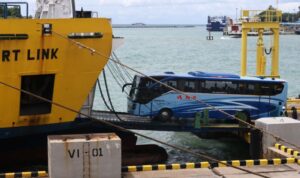 Sebuah bus memasuki kapal feri di pelabuhan penyeberangan. Foto Antara