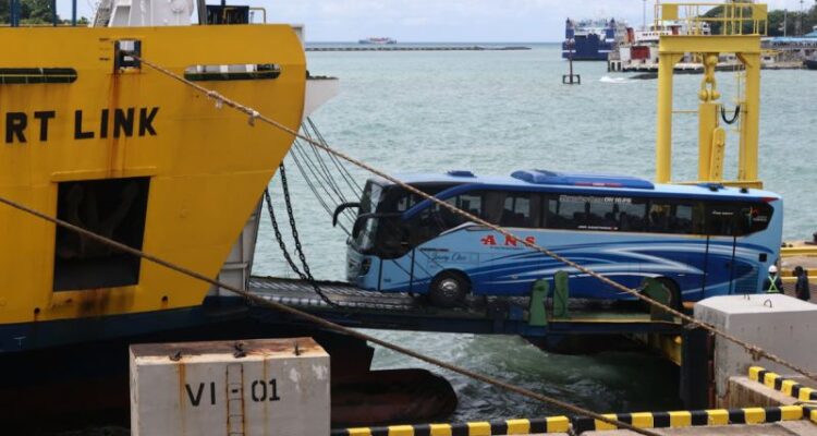 Sebuah bus memasuki kapal feri di pelabuhan penyeberangan. Foto Antara