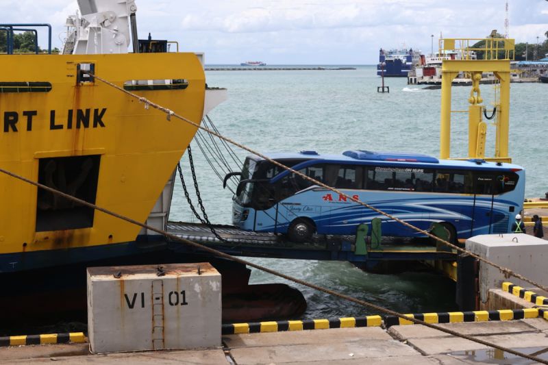 Sebuah bus memasuki kapal feri di pelabuhan penyeberangan. Foto Antara