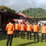 Tim Rescue Unit Siaga SAR Teluk Wondama melakukan apel sebelum melaksanakan operasi pencarian satu penumpang KM Gunung Dempo yang terjatuh di perairan Pulau Roon, Teluk Wondama, Papua Barat, Rabu (24/6/2026). Foto Antara