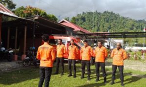 Tim Rescue Unit Siaga SAR Teluk Wondama melakukan apel sebelum melaksanakan operasi pencarian satu penumpang KM Gunung Dempo yang terjatuh di perairan Pulau Roon, Teluk Wondama, Papua Barat, Rabu (24/6/2026). Foto Antara