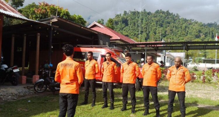 Tim Rescue Unit Siaga SAR Teluk Wondama melakukan apel sebelum melaksanakan operasi pencarian satu penumpang KM Gunung Dempo yang terjatuh di perairan Pulau Roon, Teluk Wondama, Papua Barat, Rabu (24/6/2026). Foto Antara