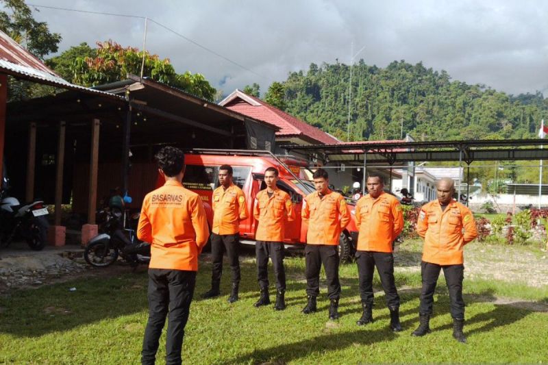 Tim Rescue Unit Siaga SAR Teluk Wondama melakukan apel sebelum melaksanakan operasi pencarian satu penumpang KM Gunung Dempo yang terjatuh di perairan Pulau Roon, Teluk Wondama, Papua Barat, Rabu (24/6/2026). Foto Antara