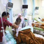 Tenaga kesehatan memberikan perawatan kepada korban ledakan kamar mesin KMP Aceh Hebat 2 di RSUD dr Zainoel Abidin, Banda Aceh, Aceh, Jumat (12/6/2026). Foto Antara