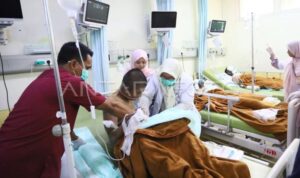 Tenaga kesehatan memberikan perawatan kepada korban ledakan kamar mesin KMP Aceh Hebat 2 di RSUD dr Zainoel Abidin, Banda Aceh, Aceh, Jumat (12/6/2026). Foto Antara Tenaga kesehatan memberikan perawatan kepada korban ledakan kamar mesin KMP Aceh Hebat 2 di RSUD dr Zainoel Abidin, Banda Aceh, Aceh, Jumat (12/6/2026). Foto Antara