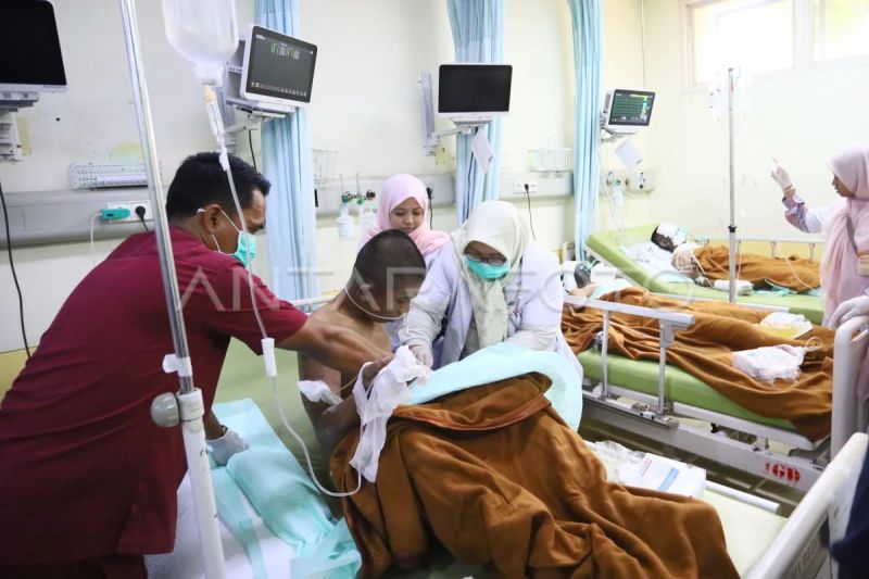 Tenaga kesehatan memberikan perawatan kepada korban ledakan kamar mesin KMP Aceh Hebat 2 di RSUD dr Zainoel Abidin, Banda Aceh, Aceh, Jumat (12/6/2026). Foto Antara Tenaga kesehatan memberikan perawatan kepada korban ledakan kamar mesin KMP Aceh Hebat 2 di RSUD dr Zainoel Abidin, Banda Aceh, Aceh, Jumat (12/6/2026). Foto Antara