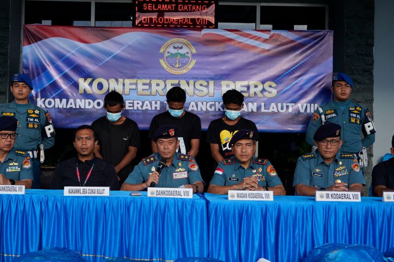 Kodaeral VIII menggelar konferensi pers digagalkannya penyelundupan sejumlah barang ilegal oleh warga negara asing asal Filipina senilai Rp1 miliar lebih. Foto Antara