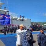 Kepala BI Sulut Joko Supratikto memakaikan seragam kepada Tim ERB 2026 sebelum melakukan perjalanan ke lima pulau wilayah 3T Sulut di Bitung, Sulut, Selasa (23/6/2026). Foto Antara