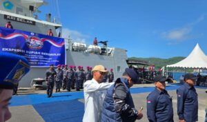 Kepala BI Sulut Joko Supratikto memakaikan seragam kepada Tim ERB 2026 sebelum melakukan perjalanan ke lima pulau wilayah 3T Sulut di Bitung, Sulut, Selasa (23/6/2026). Foto Antara Kepala BI Sulut Joko Supratikto memakaikan seragam kepada Tim ERB 2026 sebelum melakukan perjalanan ke lima pulau wilayah 3T Sulut di Bitung, Sulut, Selasa (23/6/2026). Foto Antara