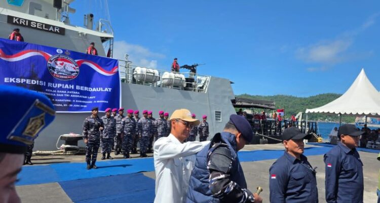Kepala BI Sulut Joko Supratikto memakaikan seragam kepada Tim ERB 2026 sebelum melakukan perjalanan ke lima pulau wilayah 3T Sulut di Bitung, Sulut, Selasa (23/6/2026). Foto Antara