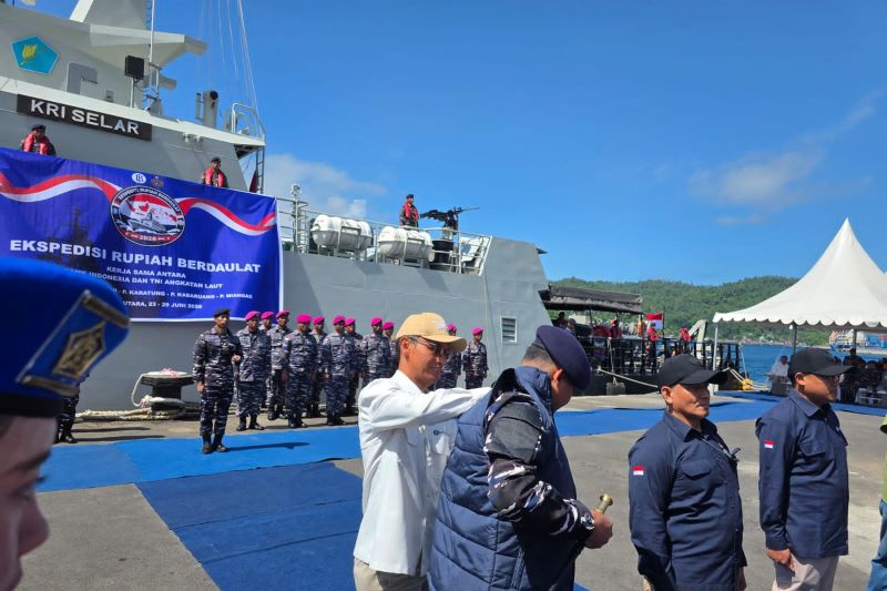Kepala BI Sulut Joko Supratikto memakaikan seragam kepada Tim ERB 2026 sebelum melakukan perjalanan ke lima pulau wilayah 3T Sulut di Bitung, Sulut, Selasa (23/6/2026). Foto Antara Kepala BI Sulut Joko Supratikto memakaikan seragam kepada Tim ERB 2026 sebelum melakukan perjalanan ke lima pulau wilayah 3T Sulut di Bitung, Sulut, Selasa (23/6/2026). Foto Antara