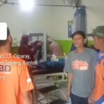 Tim SAR mengevakuasi seorang wisatawan lansia terseret ombak dan arus kuat di Pantai Elpukara, kawasan wisata Anyer, Kabupaten Serang, Banten. Foto Antara