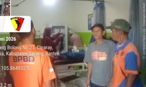 Tim SAR mengevakuasi seorang wisatawan lansia terseret ombak dan arus kuat di Pantai Elpukara, kawasan wisata Anyer, Kabupaten Serang, Banten. Foto Antara