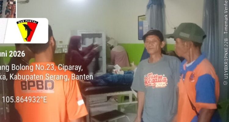 Tim SAR mengevakuasi seorang wisatawan lansia terseret ombak dan arus kuat di Pantai Elpukara, kawasan wisata Anyer, Kabupaten Serang, Banten. Foto Antara